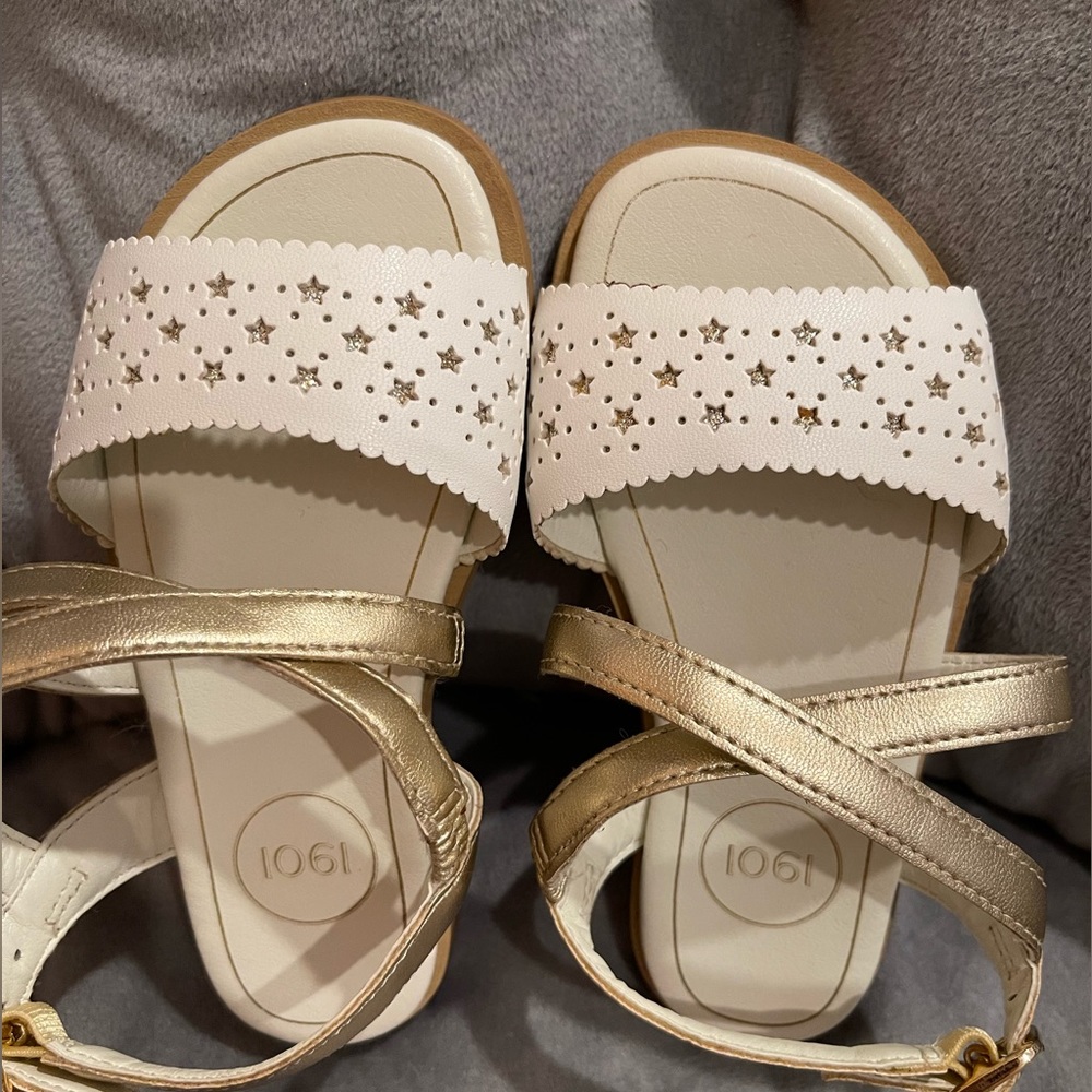 NWOT 1901 brand 7M Toddler Girls white and gold star design flat sandals
